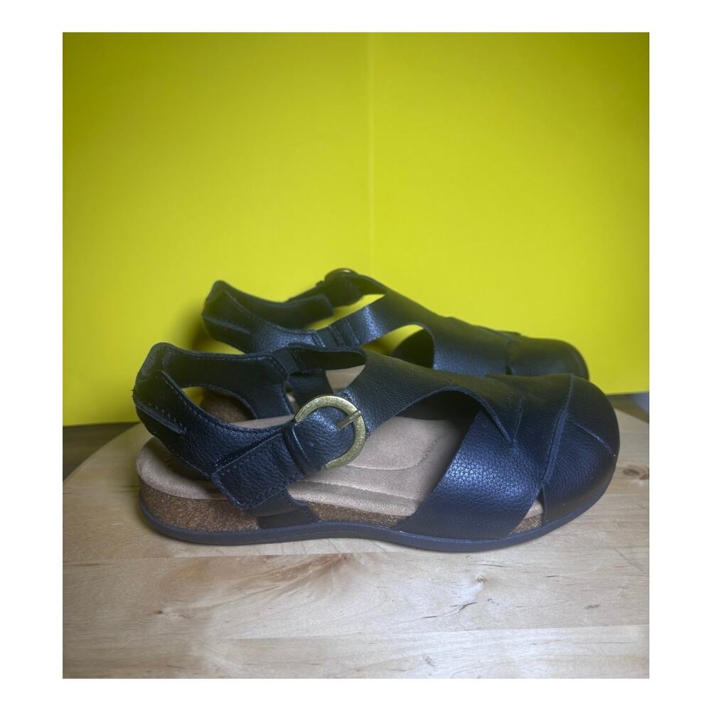Earth Origins "ETBonney " Closed Toe faux leather Strappy Sandals Size 7.5 W